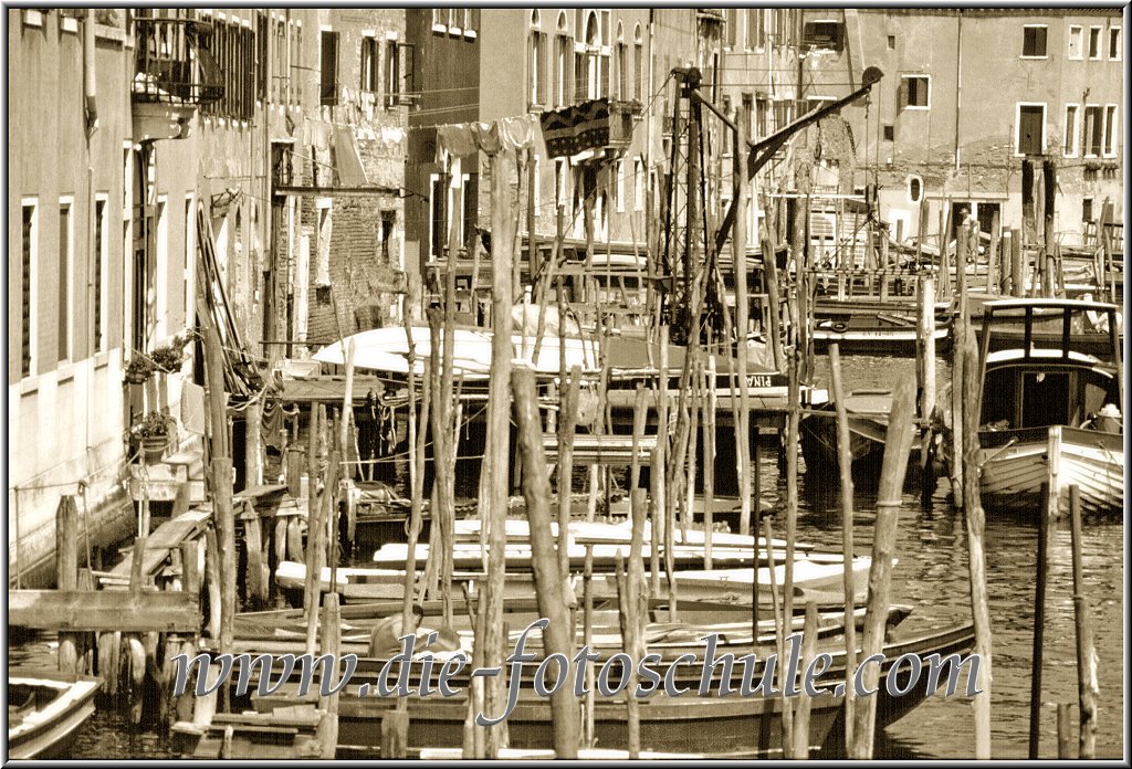Boote mit Poller am Canale Grande sw.jpg - Venedig 1993